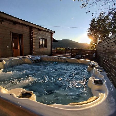 Le Chalet Jacuzzi Et Detente 4 Etoiles บาญเญอ-เดอ-บีกอร์ ภายนอก รูปภาพ