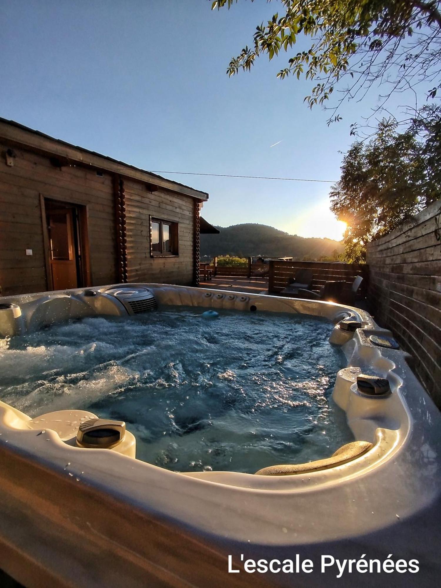 Le Chalet Jacuzzi Et Detente 4 Etoiles บาญเญอ-เดอ-บีกอร์ ภายนอก รูปภาพ
